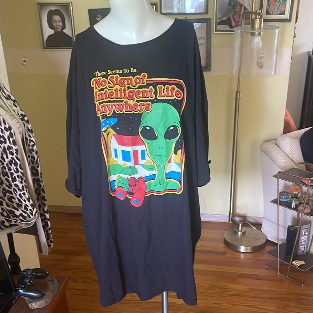 Dom Black Alien No Sogn Of Intelligent Life Anywhere Graphic T-Shirt